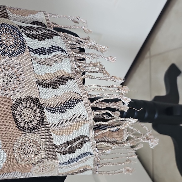 NWT Vince Camuto Beige Floral Scarf with Fringe - Picture 11 of 16